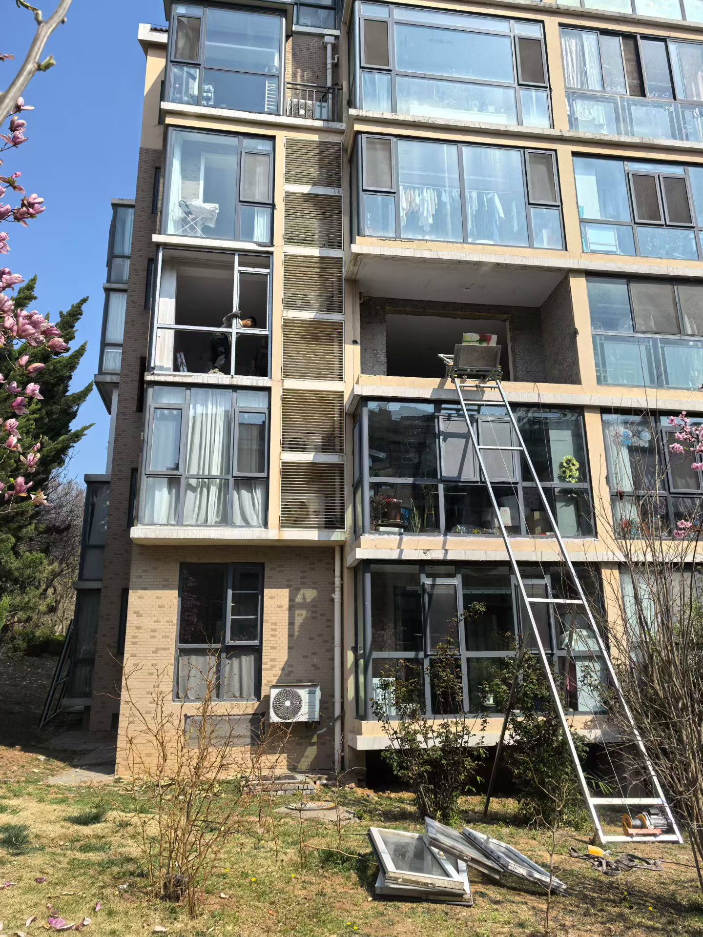 老旧小区整楼换窗施工实拍，原窗拆除与新窗安装